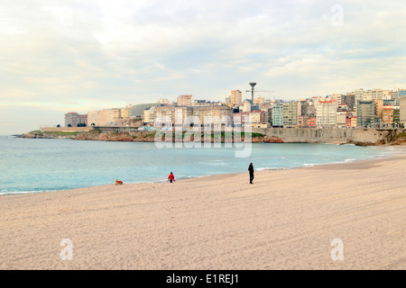 Panoramablick auf Orzan Strand, Skyline entlang der Rua Matadero, Paseo Maritimo, A Coruna, Galicien, Spanien Stockfoto