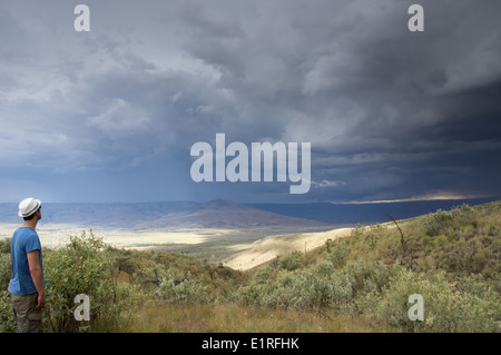 Mann stand auf der Mount Longonot, Lake Naivasha, Great Rift Valley, Kenia Stockfoto