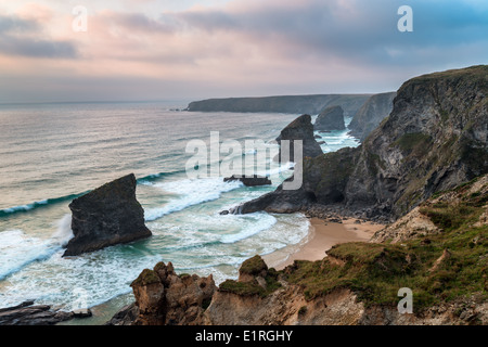 Tückischen Klippen am Bedruthan Steps an der Nordküste von Cornwall Stockfoto