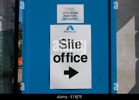 temporäre Baustelle zu unterzeichnen, mit Pfeil, Strecke, Baubüro, Wandsworth, London, england Stockfoto