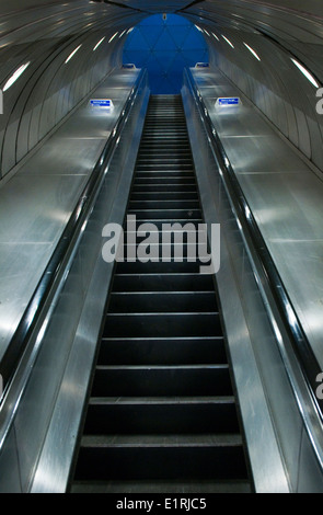 Rolltreppe in Southwark Station auf der Londoner U-Bahn, England UK Stockfoto