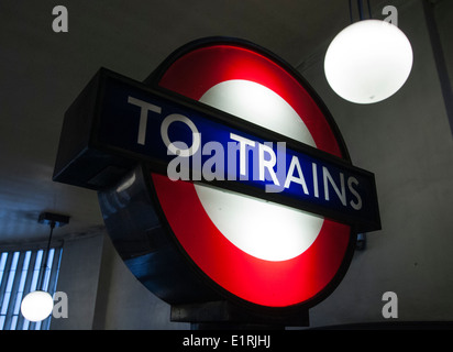 Ein Wegweiser zu den Zügen in der Londoner U-Bahn, England UK Stockfoto