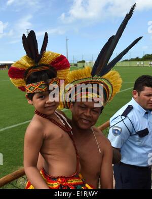 Santo André, Brasilien. 9. Juni 2014. Brasilianische indigene besuchen ein offenes Training für Fans und Zuschauer der deutschen Fußball-Nationalmannschaft im Trainingscenter in Santo André, Brasilien, 9. Juni 2014. Die FIFA WM 2014 wird vom 12 Juni bis 13. Juli 2014 in Brasilien stattfinden. Bildnachweis: Dpa picture Alliance/Alamy Live News Stockfoto