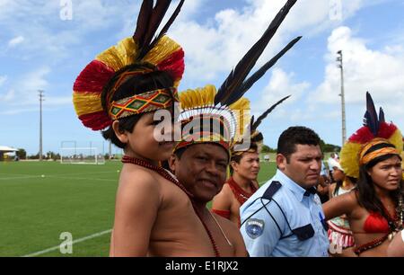 Santo André, Brasilien. 9. Juni 2014. Brasilianische indigene besuchen ein offenes Training für Fans und Zuschauer der deutschen Fußball-Nationalmannschaft im Trainingscenter in Santo André, Brasilien, 9. Juni 2014. Die FIFA WM 2014 wird vom 12 Juni bis 13. Juli 2014 in Brasilien stattfinden. Bildnachweis: Dpa picture Alliance/Alamy Live News Stockfoto