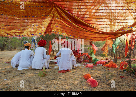 Indien, Rajasthan, Meda Dorf um Jodhpur, Rabari ethnische Gruppe, Gebet am Mata Mandir (Muttertempel) Stockfoto