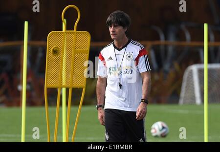 Santo André, Brasilien. 9. Juni 2014. Deutschlands Trainer Joachim Loew (C) herüber die Tonhöhe, während ein offenes Training für Fans und Zuschauer der deutschen Fußball-Nationalmannschaft im Trainingscenter in Santo André, Brasilien, 9. Juni 2014. Die FIFA WM 2014 wird vom 12 Juni bis 13. Juli 2014 in Brasilien stattfinden. © Dpa/Alamy Live News Bildnachweis: Dpa picture-Alliance/Alamy Live News Stockfoto