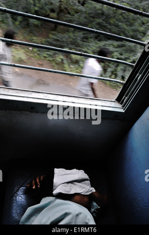 Ein Passagier in einem Zug in Rajasthan, Indien 2012 Stockfoto