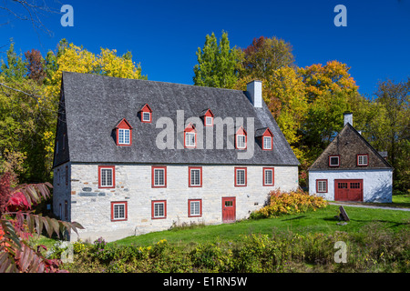 Die ehemalige Chevrotiere Mill, jetzt eine Kunstgalerie in der Nähe von Deschambault, Quebec, Kanada. Stockfoto