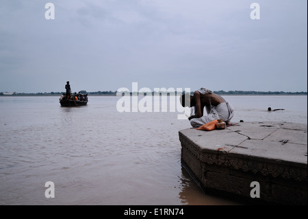 Ein Mann betet am Ghat in Varanasi, Indien 2012 Stockfoto