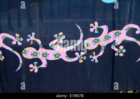 Indonesien, Insel Lombok, Gunnungsari. Sesela Kunst Markt aka Pasar Seni Sesela, beliebtes Handwerk Dorf, Baumwoll-Textilien. Stockfoto