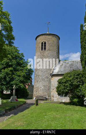 Der unverwechselbare runde Turm der Kirche St. Mary im Dorf Syderstone, Norfolk, Großbritannien Stockfoto