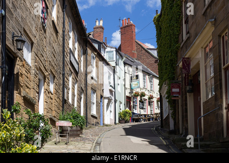 Straße und Ye Dolphin Gastwirtschaft Robin Hoods Bay Yorkshire England UK Stockfoto