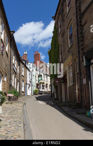 Straße und Ye Dolphin Gastwirtschaft Robin Hoods Bay Yorkshire England UK Stockfoto