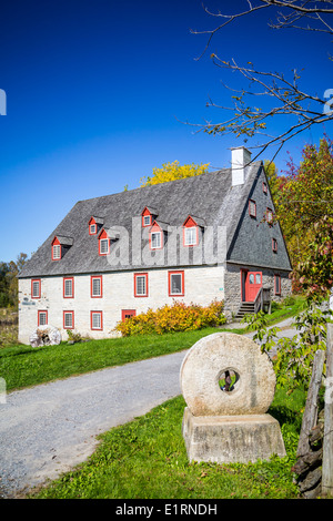 Die ehemalige Chevrotiere Mill, jetzt eine Kunstgalerie in der Nähe von Deschambault, Quebec, Kanada. Stockfoto