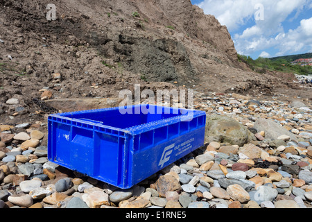 Kunststoff Angeln fangen Box angespült ein North Yorkshire Strand England UK Stockfoto