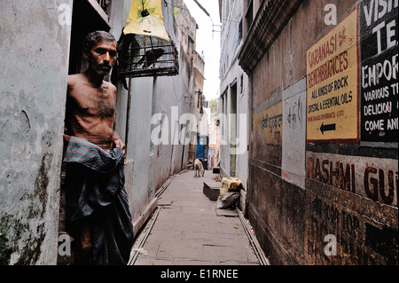 Ein Mann vor seinem Haus in der alten Stadt von Varanasi, Indien 2012 Stockfoto