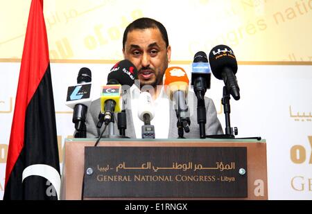 Tripoli, Libyen. 9. Juni 2014.  Libyens zweiten Stellvertreter des Parlaments Saleh al-Makhzoum befasst sich mit eine Pressekonferenz in Tripolis, Libyen, am 9. Juni 2014. Makhzoum sagte am Montag, dass das Übergangsparlament General National Congress die Entscheidung des Obersten Gerichtshofs, die entschied respektieren würden, dass Ahmed Maitiqs Wahl "verfassungswidrig." © Xinhua/Alamy Live News Bildnachweis: Xinhua/Alamy Live News Stockfoto