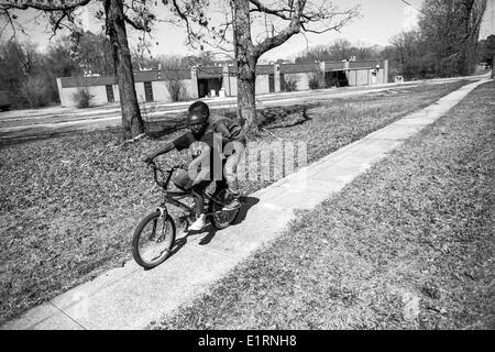 Crossett, Arkansas, USA. 16. März 2013. Kleinen Kindern fahren Rad durch die Preis-Grundschule in Crossett, Arkansas, die durch den hohen Grad von giftigen Chemikalien gefunden auf dem Grundstück heruntergefahren wurde. Nicolaus Czarnecki/ZUMAPRESS.com/Alamy © Live-Nachrichten Stockfoto