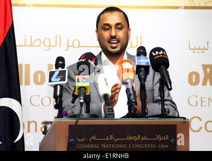 Tripoli, Libyen. 9. Juni 2014.  Libyens zweiten Stellvertreter des Parlaments Saleh al-Makhzoum befasst sich mit eine Pressekonferenz in Tripolis, Libyen, am 9. Juni 2014. Makhzoum sagte am Montag, dass das Übergangsparlament General National Congress die Entscheidung des Obersten Gerichtshofs, die entschied respektieren würden, dass Ahmed Maitiqs Wahl "verfassungswidrig." © Xinhua/Alamy Live News Bildnachweis: Xinhua/Alamy Live News Stockfoto