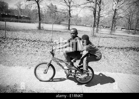 Crossett, Arkansas, USA. 16. März 2013. Kleinen Kindern fahren Rad durch die Preis-Grundschule in Crossett, Arkansas, die durch den hohen Grad von giftigen Chemikalien gefunden auf dem Grundstück heruntergefahren wurde. Nicolaus Czarnecki/ZUMAPRESS.com/Alamy © Live-Nachrichten Stockfoto