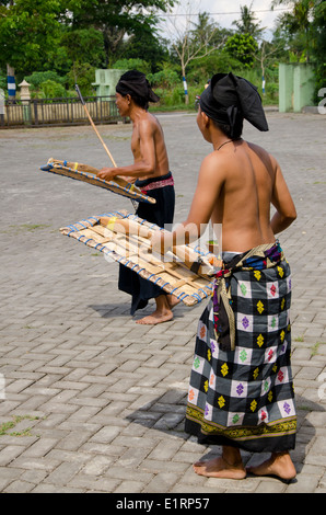 Indonesien, Insel Lombok, Gunnungsari. Sesela Kunstmarkt aka Pasar Seni Sesela, beliebtes Handwerk Dorf. "Stick" Tänzer Stockfoto