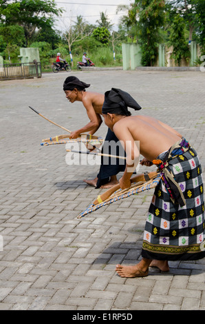 Indonesien, Insel Lombok, Gunnungsari. Sesela Kunstmarkt aka Pasar Seni Sesela, beliebtes Handwerk Dorf. "Stick" Tänzer. Stockfoto