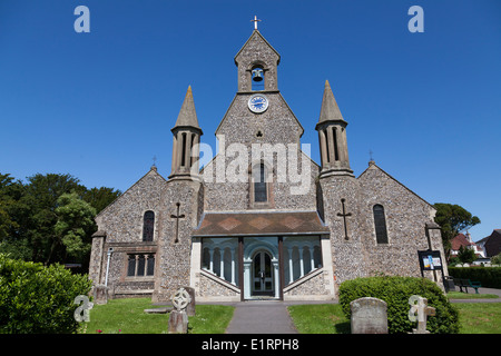 Feuerstein St. James Kirche Emsworth aus Stein gebaut, mit Glocke Giebel und überdachte Veranda. Stockfoto