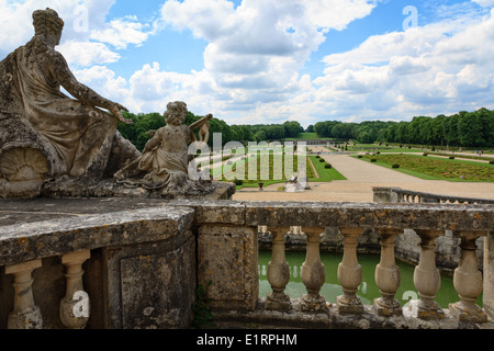 Terrasse und Garten von der Château de Vaux-le-Vicomte bei Paris Stockfoto