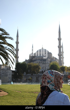 Muslimische Frau vor dem Sultan Ahmed Mosque, auch als die blaue Moschee in Istanbul, Türkei Stockfoto