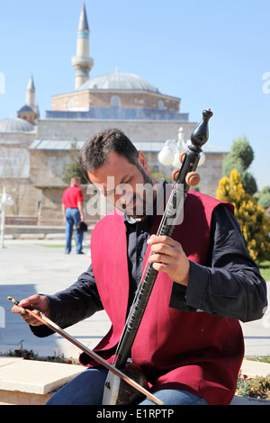 Derwisch-Musiker in Konya, Kappadokien, Türkei, vor der Mevlana-Moschee Stockfoto