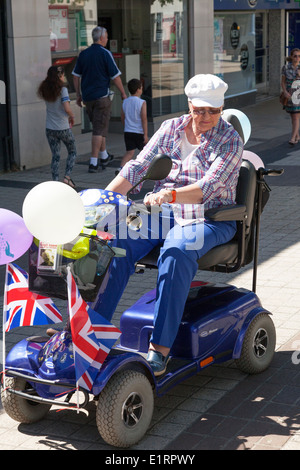 Person auf dekorierten Elektromobil Teilnahme an eine Wohltätigkeitsorganisation "Fun run". Stockfoto