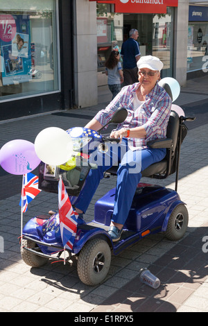 Person auf dekorierten Elektromobil Teilnahme an eine Wohltätigkeitsorganisation "Fun run". Stockfoto