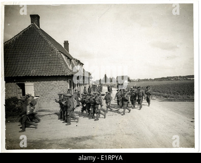Gurkhas des Regiments von 2/2 marschierten während des Ersten Weltkriegs in der Nähe von Merville, Frankreich, aus, um Gräben zu graben. Dieses Bild zeigt die routinemäßigen militärischen Aufgaben des Indischen Korps, einschließlich des Grabenbaus zur Vorbereitung der Schlacht. Stockfoto
