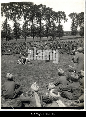 Das Foto zeigt Jats, die während des Ersten Weltkriegs in der Nähe von Merville in Frankreich an Ringen beteiligt waren. Das Bild zeigt die kulturellen Aktivitäten von Soldaten verschiedener indischer Regimenter, darunter die 15. Sikhs, 18. Lancers und 2/2 Gurkhas. Diese Männer waren an verschiedenen kriegsbezogenen Operationen beteiligt und erhielten für ihre Beiträge Auszeichnungen. Dieses Bild ist Teil der Sammlung des Canadian war Memorials Fund. Stockfoto