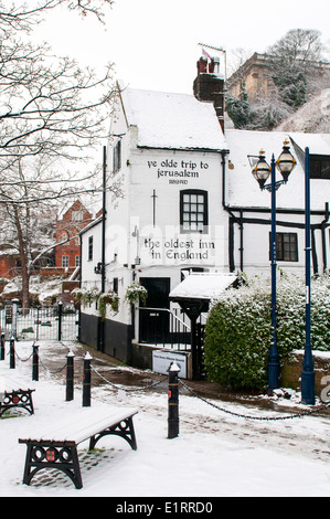 Schnee in die historische Reise nach Jerusalem Pub in Nottingham City, Nottinghamshire, England UK Stockfoto