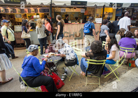 Feinschmecker genießen Sie die Angebote auf dem Broadway Bisse im freien Markt in Greeley Square in New York Stockfoto