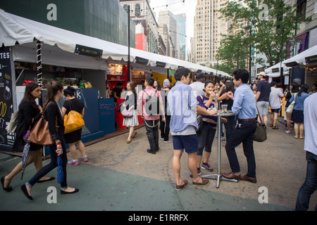 Feinschmecker genießen Sie die Angebote auf dem Broadway Bisse im freien Markt in Greeley Square in New York Stockfoto