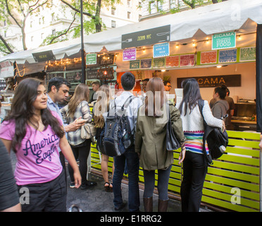 Feinschmecker genießen Sie die Angebote auf dem Broadway Bisse im freien Markt in Greeley Square in New York Stockfoto