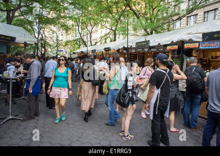 Feinschmecker genießen Sie die Angebote auf dem Broadway Bisse im freien Markt in Greeley Square in New York Stockfoto