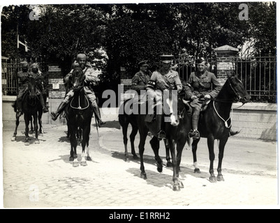 General Sir James Willcocks und seinem persönlichen Stab & Escort, seinen Sitz auf dem Pferderücken [Merville, Frankreich] verlassen. . Stockfoto