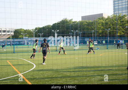 Tokyo Japan 2104 - Jugendlichen Fußballspielen im freien Stockfoto