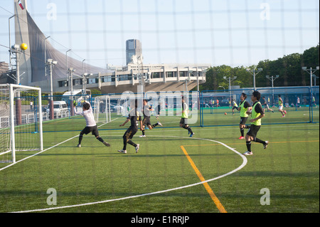 Tokyo Japan 2104 - Jugendlichen Fußballspielen im freien Stockfoto