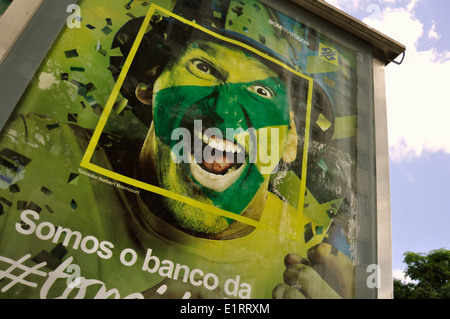 Bankenwerbung Mit Brasilien-Fan, WM 2014, Salvador da Bahia, Brasilien. Nur zur redaktionellen Verwendung. Stockfoto