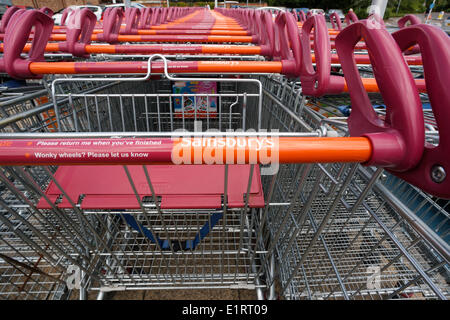 Chippenham, UK. 9. Juni 2014. Eine Linie von Einkaufswagen außerhalb einer Sainsbury Store wird fotografiert am Vortag das Unternehmen voraussichtlich für flächenbereinigten Umsatzrückgang zu melden. Bildnachweis: Lynchpics/Alamy Live-Nachrichten Stockfoto