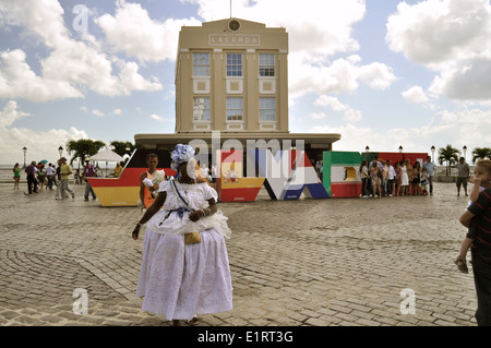 Elevador Lacerda, Länderflaggen der Vorrundengegner, WM 2014, Salvador da Bahia, Brasilien. Stockfoto