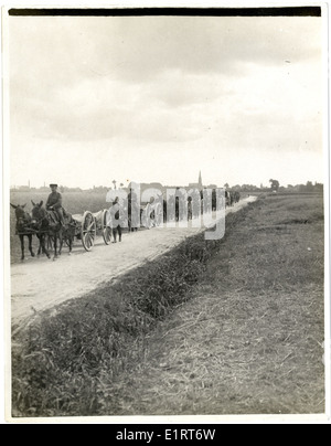 Eine neue Armee-Bataillon in Frankreich [in der Nähe von Merville] auf dem Vormarsch. . Stockfoto