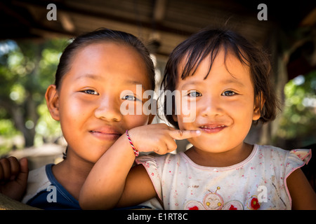 Porträt zweier balinesischer Mädchen, Bali, Indonesien Stockfoto