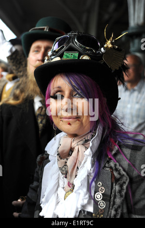 Frau trägt lila gefärbte Haare und Piercings in ihr Gesicht verrückte schrulligen Mode Stockfoto