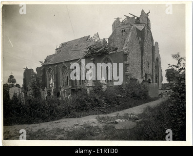 Dieses Bild zeigt die Zerstörungen, die durch das deutsche Granatfeuer in einer Kirche in Richebourg während des Ersten Weltkriegs verursacht wurden. Das Foto zeigt die Zerstörung historischer Strukturen und die Auswirkungen des Krieges auf die lokalen Gemeinschaften. Es enthält Soldaten verschiedener indischer Regimenter, darunter die 15. Sikhs und 2/2 Gurkhas, die in der Region stationiert waren. Stockfoto
