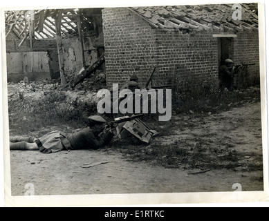 Dieses Bild zeigt Soldaten der Highlander, die während des Ersten Weltkriegs durch die Ruinen eines Dorfes in Fauquissart in Frankreich kämpfen. Das Foto zeigt die Intensität der Kriegsführung, während Truppen durch die zerstörte Landschaft ziehen, wobei Soldaten der 15. Sikhs, 18. Lancers und anderer Regimenter in Aktion sind. Stockfoto